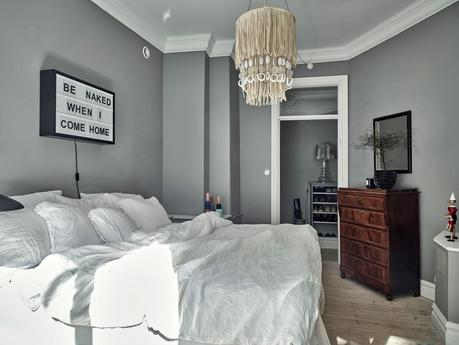 Un apartamento escandinavo lleno de arte gris.