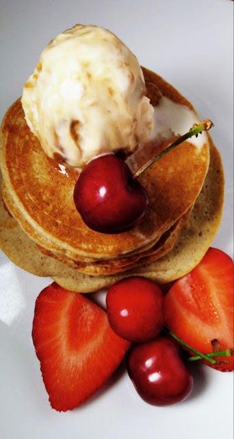 Tortitas de avena integral y plátano con helado de panacota de caramelo