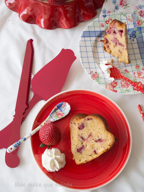 Bizcocho de nata con fresas.