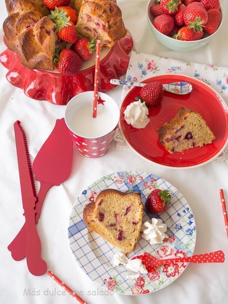 Bizcocho de nata con fresas.