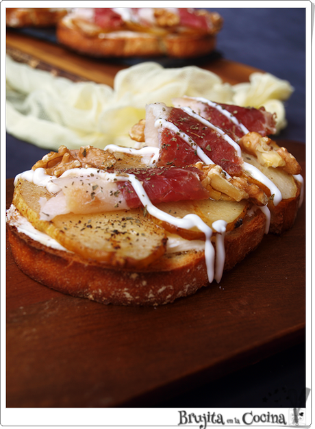 Tosta de pera, jamón y roquefort