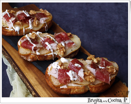 Tosta de pera, jamón y roquefort