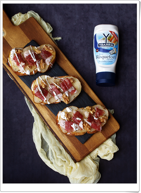 Tosta de pera, jamón y roquefort