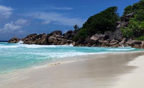 La Digue: la isla de Seychelles donde la vida transcurre en bicicleta petit-anse-vistas-general