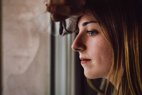 Así son las nuevas viejas del visillo o policías de balcones… Así son las nuevas viejas del visillo o policías de balcones…