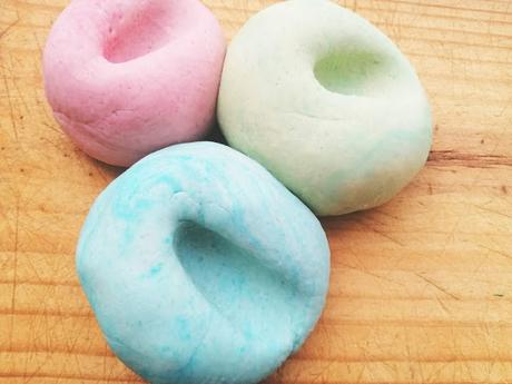 Materiales DIY: Receta de plastilina casera comestible Materiales DIY: Receta de plastilina casera comestible