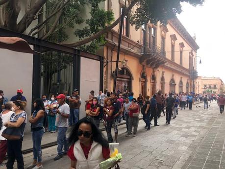 Potosinos se aglomeran esperando entrar a los bancos