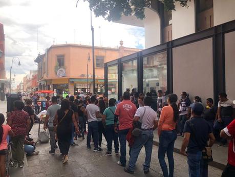 Potosinos se aglomeran esperando entrar a los bancos