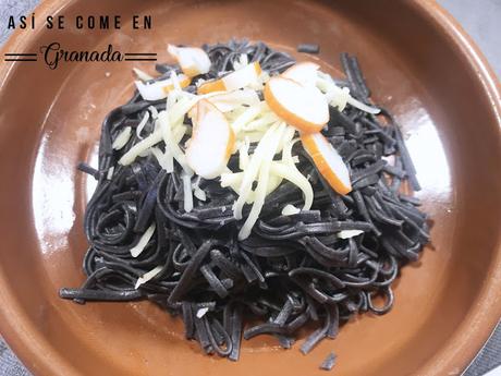 Espaguetis de arroz negro sabor a mar