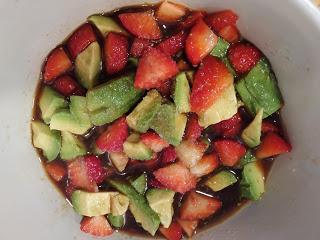 ESPÁRRAGOS BLANCOS A LA PLANCHA CON VINAGRETA DE AGUACATES, FRESAS Y BOQUERONES EN VINAGRE