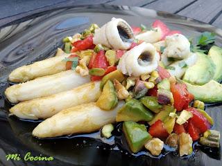 ESPÁRRAGOS BLANCOS A LA PLANCHA CON VINAGRETA DE AGUACATES, FRESAS Y BOQUERONES EN VINAGRE