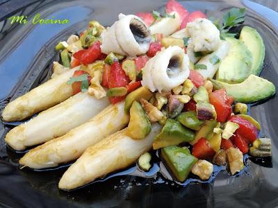 ESPÁRRAGOS BLANCOS A LA PLANCHA CON VINAGRETA DE AGUACATES, FRESAS Y BOQUERONES EN VINAGRE