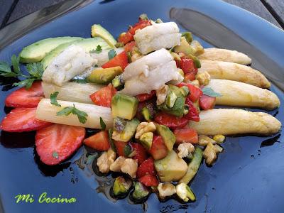 ESPÁRRAGOS BLANCOS A LA PLANCHA CON VINAGRETA DE AGUACATES, FRESAS Y BOQUERONES EN VINAGRE