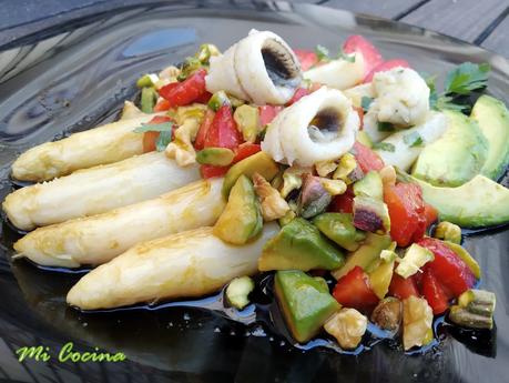 ESPÁRRAGOS BLANCOS A LA PLANCHA CON VINAGRETA DE AGUACATES, FRESAS Y BOQUERONES EN VINAGRE