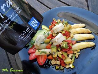 ESPÁRRAGOS BLANCOS A LA PLANCHA CON VINAGRETA DE AGUACATES, FRESAS Y BOQUERONES EN VINAGRE