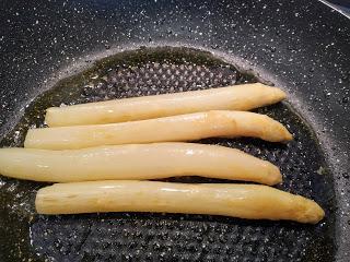 ESPÁRRAGOS BLANCOS A LA PLANCHA CON VINAGRETA DE AGUACATES, FRESAS Y BOQUERONES EN VINAGRE