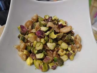 ESPÁRRAGOS BLANCOS A LA PLANCHA CON VINAGRETA DE AGUACATES, FRESAS Y BOQUERONES EN VINAGRE