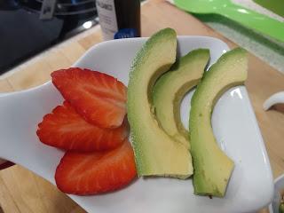 ESPÁRRAGOS BLANCOS A LA PLANCHA CON VINAGRETA DE AGUACATES, FRESAS Y BOQUERONES EN VINAGRE