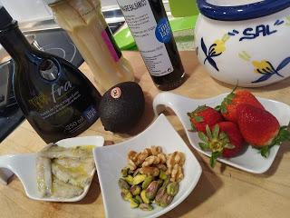 ESPÁRRAGOS BLANCOS A LA PLANCHA CON VINAGRETA DE AGUACATES, FRESAS Y BOQUERONES EN VINAGRE