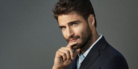 Maxi Iglesias guapo en 'Valeria'