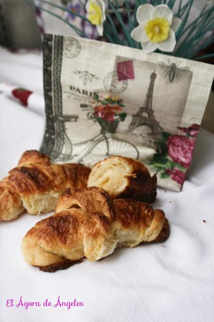 Croissants rellenos de almendra  