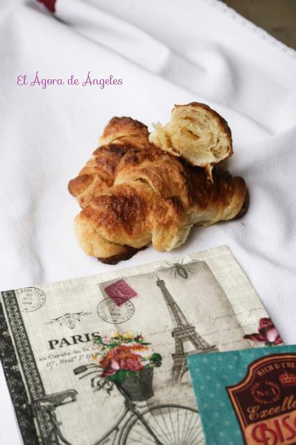 Croissants rellenos de almendra  