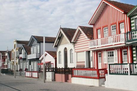 6 cosas qué ver en Aveiro en un día. ¿Vale la pena? casitas de rayas colores aveiro