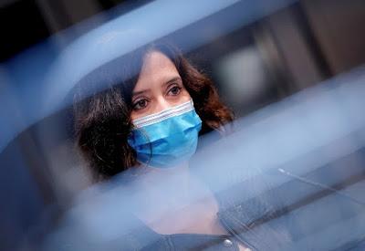 Isabel Díaz Ayuso, al frente de una corte de fanáticos.