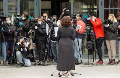 Isabel Díaz Ayuso, al frente de una corte de fanáticos.