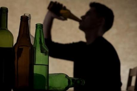 Beber alcohol no cura ni previene el coronavirus, advierte Salud Pública.