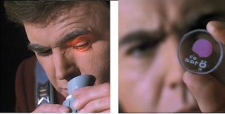 El Sr. Chekov (Walter Koenig) recogiendo muestras de sangre klingon en Star Trek: Aquel país desconocido El Sr. Chekov (Walter Koenig) recogiendo muestras de sangre klingon en Star Trek: Aquel país desconocido