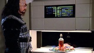 Un Klingon usando un replicador de Star Trek Un Klingon usando un replicador de Star Trek