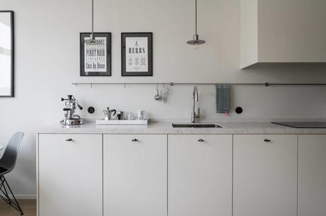 tiny apartment decor string shelves small apartment decor modern decor mid century modern apartment estilo mid-century modern Egg chair eames chairs diseño pisos pequeños diseño estudios design furniture decoración apartmentos 50 metros  