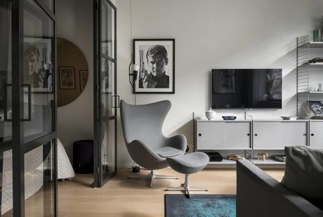 tiny apartment decor string shelves small apartment decor modern decor mid century modern apartment estilo mid-century modern Egg chair eames chairs diseño pisos pequeños diseño estudios design furniture decoración apartmentos 50 metros  