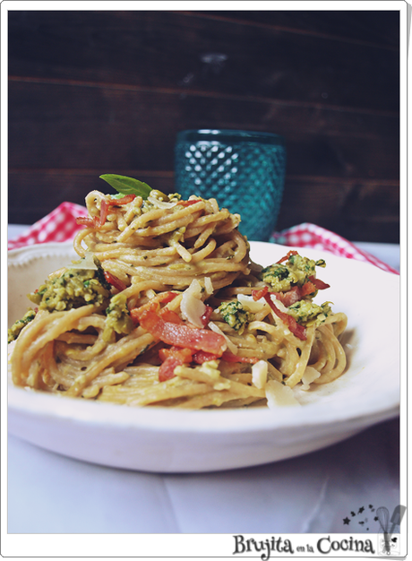 Espaguettis con pesto de guisantes y bacon