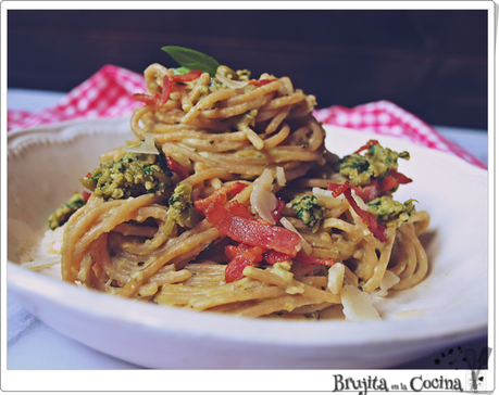 Espaguettis con pesto de guisantes y bacon