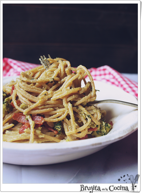Espaguettis con pesto de guisantes y bacon