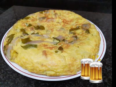 TORTILLA DE BACALAO CON PIMIENTOS VERDES Y CEBOLLA CON HUEVOS ECOLÓGICOS DE CASA GARCEA