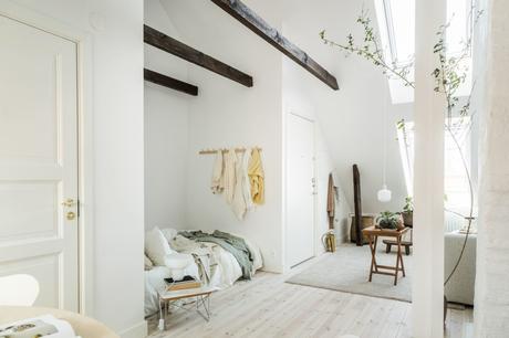 tiny penthouse tiny apartment decor student apartment decor small apartment decor piso de estudiantes modern decor mini ático estudios de diseño eames chairs diseño pisos pequeños design furniture decoración apartmentos 30 metros  