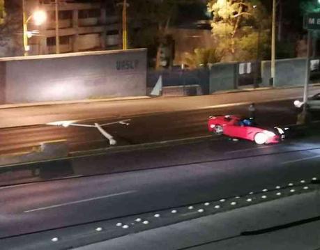 Lujoso Viper choca y  derriba luminaria en Salvador Nava