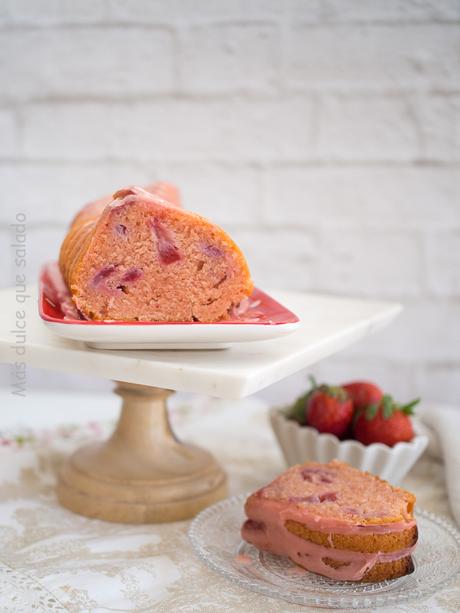 Bizcocho de leche condensada y fresas