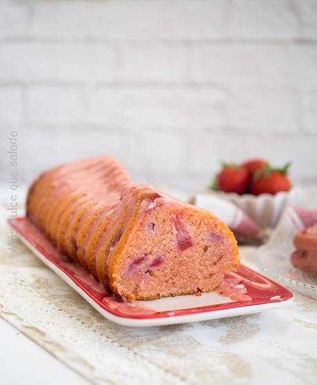 Bizcocho de leche condensada y fresas