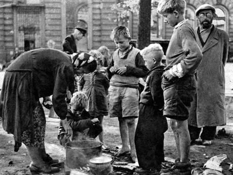 ANÉCDOTAS Y ESCENAS DE LOS ÚLTIMOS DÍAS DE LA GUERRA EN BERLÍN