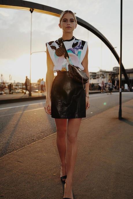 Look Falda Cuero Y Zapatillas