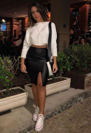 Look Falda Cuero Y Zapatillas