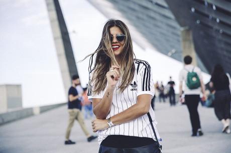 Look Falda Cuero Y Zapatillas