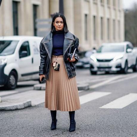 Look Falda Cuero Y Zapatillas