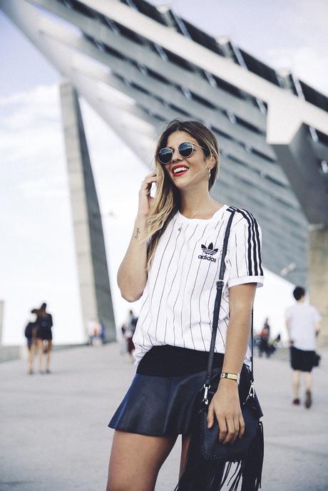 Look Falda Cuero Y Zapatillas