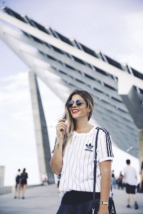 Look Falda Cuero Y Zapatillas