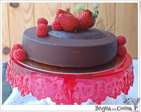 Bizcocho de frutos rojos y cubierta de chocolate